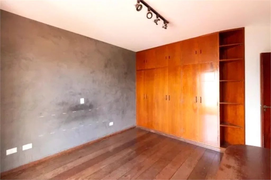 Sobrado à venda em rua fechada 480m², 4 quartos e churrasqueira no Jd das Vertentes próximo Metro Vila Sônia