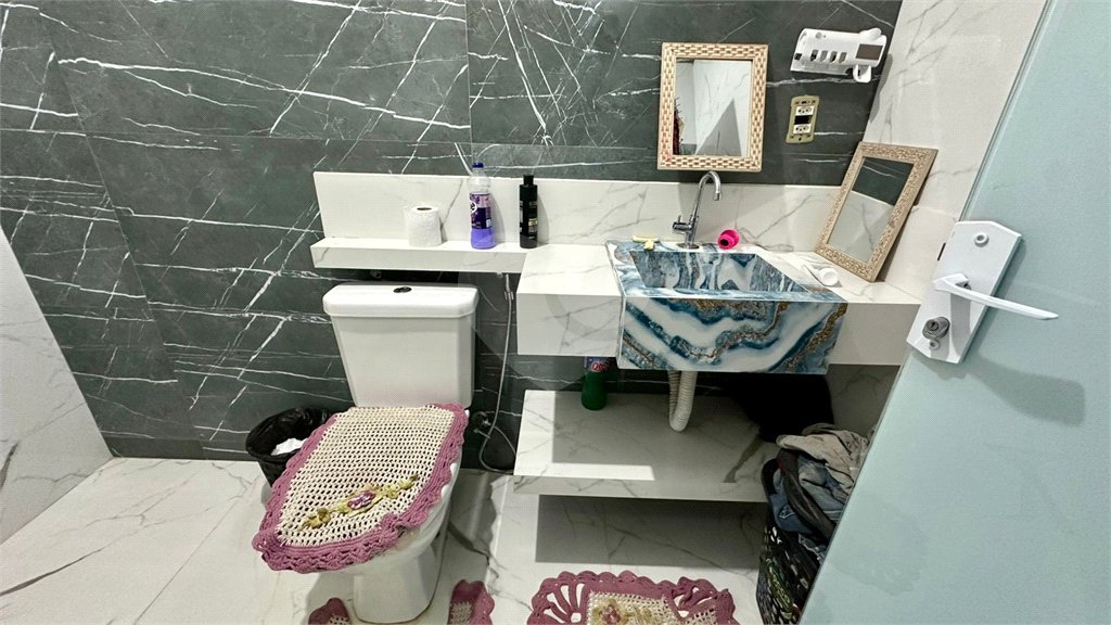 Sobrado a venda com 3 dormitorios sendo 1 suite com closet e varanda no bairro Arcoville