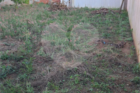 Terreno murado com portão e concertina no Jardim Embaré,