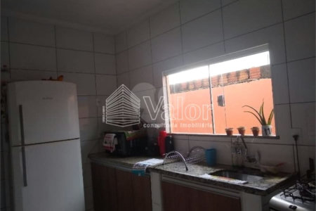 Casa Térrea com 3 dormitórios, sendo 1 suíte.