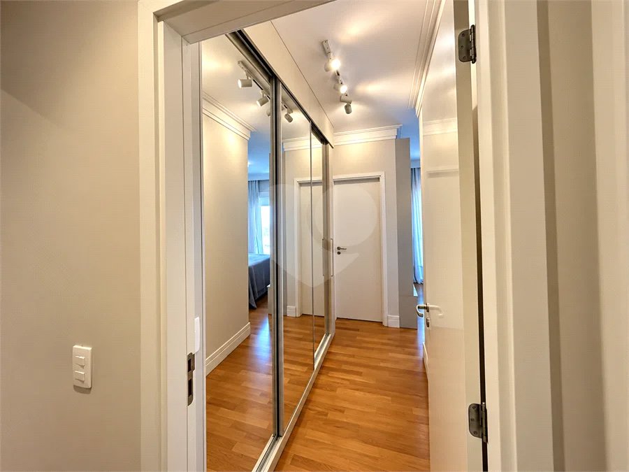 Apartamento de 127 m² em andar alto, com vista livre, 3 suítes planejadas, sacada gourmet envidraçada, 2 vagas e lazer completo, próximo ao Shopping Golden Square e à Avenida Kennedy.