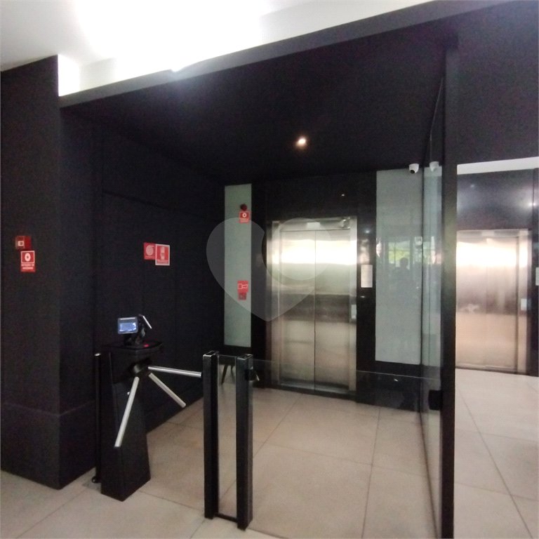 Sala comercial na Oscar Freire à venda Sala coml à venda na Oscar Freire OPORTUNIDADE Sala coml esquina. Rebouças