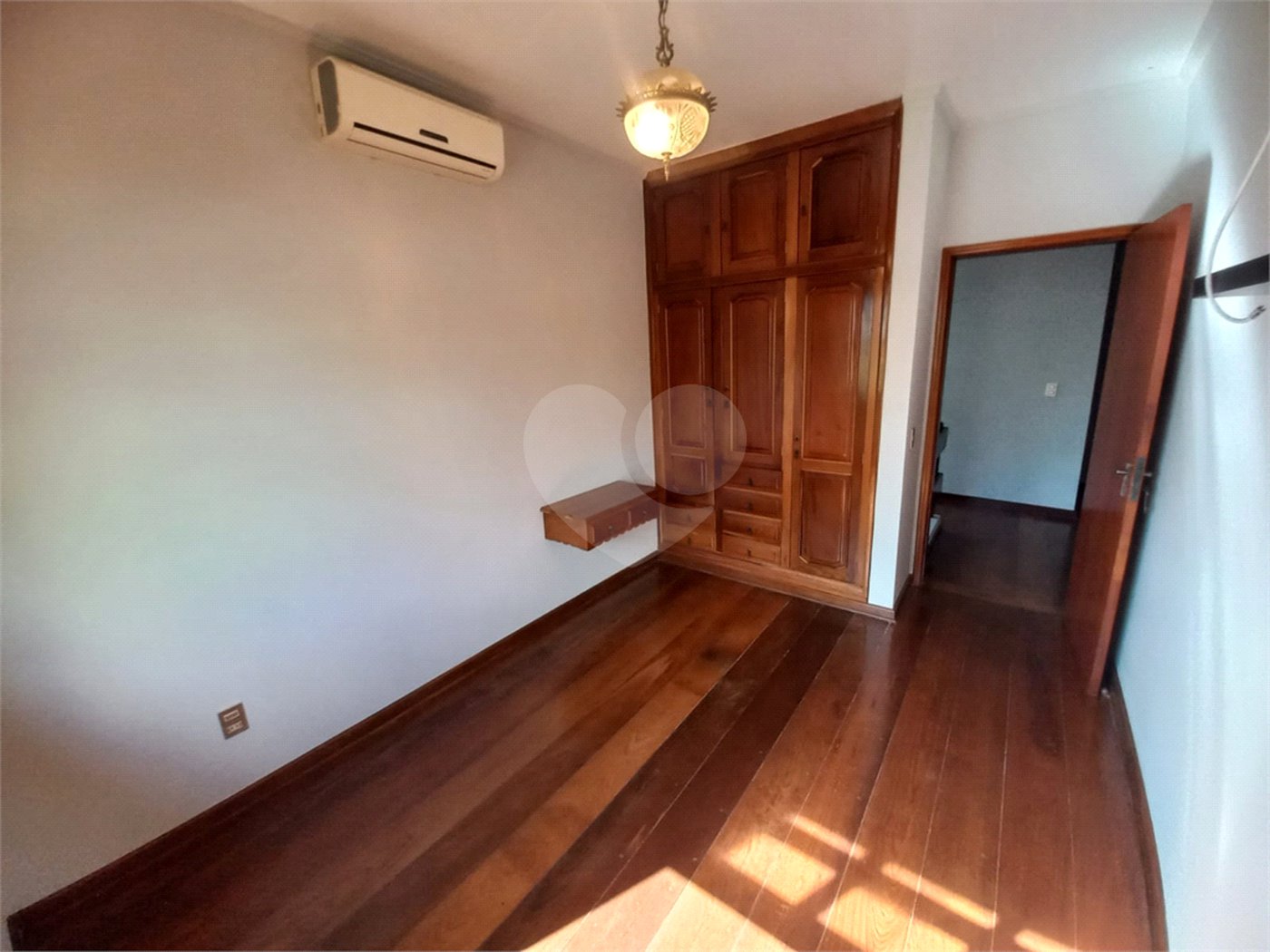 Sobrado com 4 dormitórios, sendo 1 suíte master.