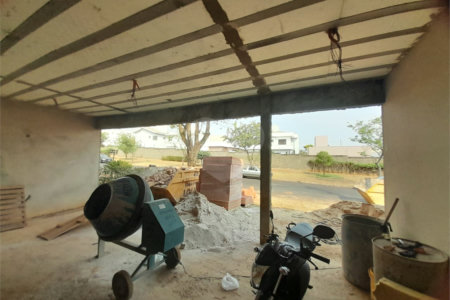 Casa em Construção com Área Gourmet e Piscina no Condomínio Damha II