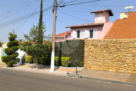 Casa à Venda no Santa Marta com 3 Suítes e Piscina