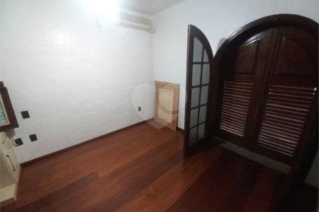 Casa térrea no Condomínio Faber I.