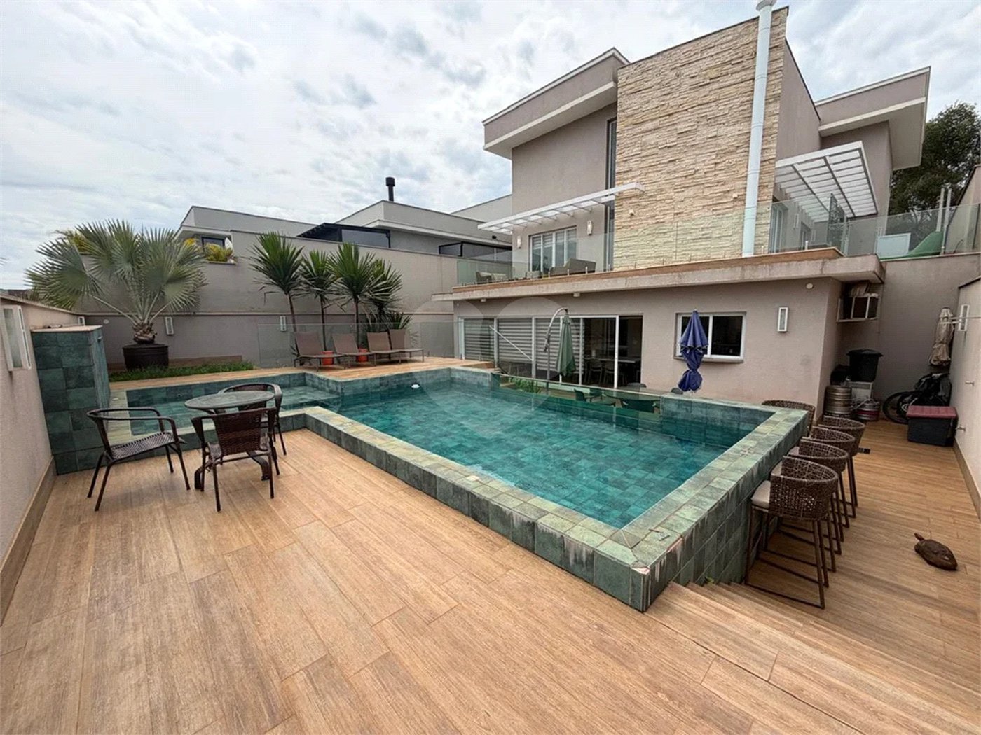 Casa de alto padrão em condomínio exclusivo com 4 suítes