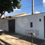 Casa térrea com 3 dormitórios, sendo 1 suíte.
