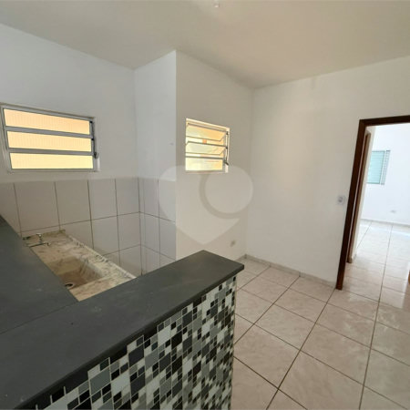 Casa térrea em Atibaia com 2 dormitórios, 2 vagas de garagem, quintal nos fundos, aceita financiamento