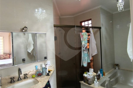 Casa à Venda no Santa Marta com 3 Suítes e Piscina