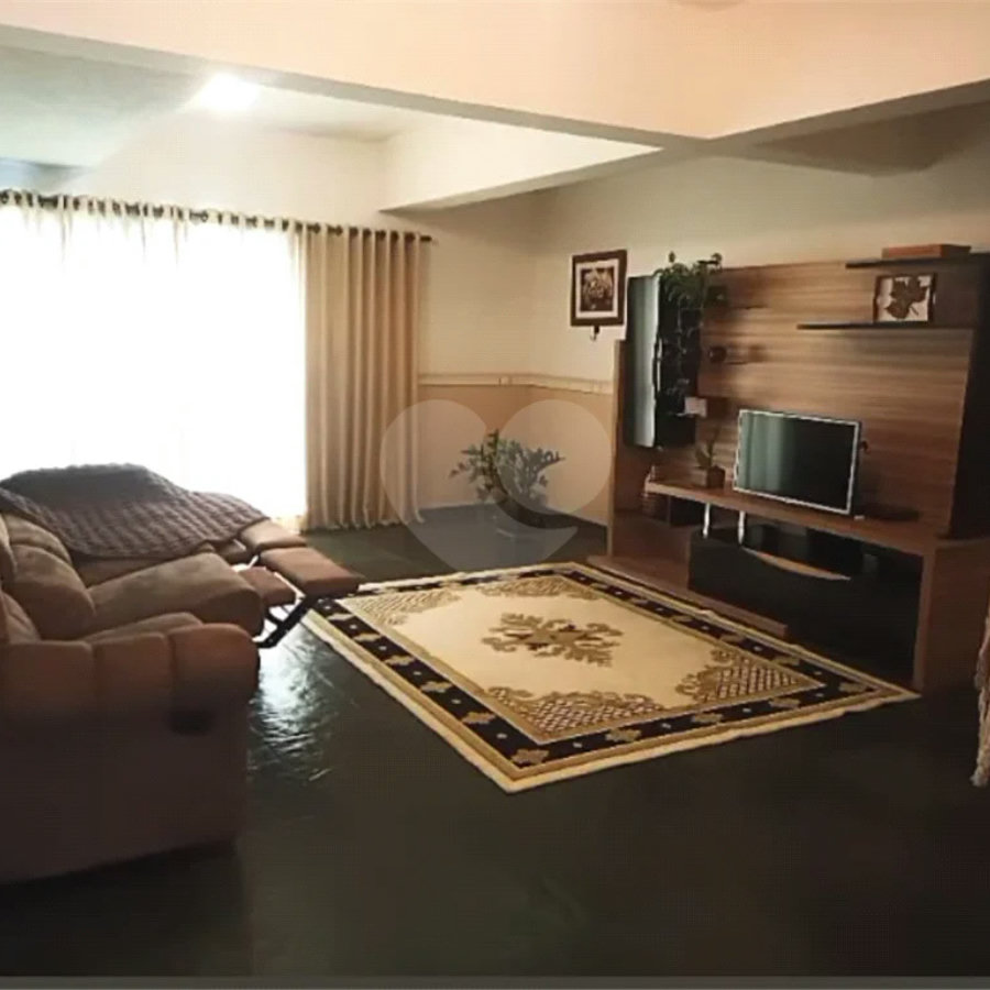 Sobrado de 242 m² com 3 Suítes e 4 Vagas de Garagem no Ipiranga