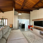 Casa à venda e locação no Condomínio Monte Alegre com 04 suítes.