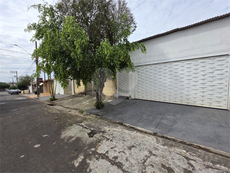 Casa térrea à venda no Douradinho com 2 quartos e edícula com mais dois quartos e 2 banheiros.