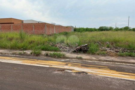 Terreno plano com 163,56 m² de área total
