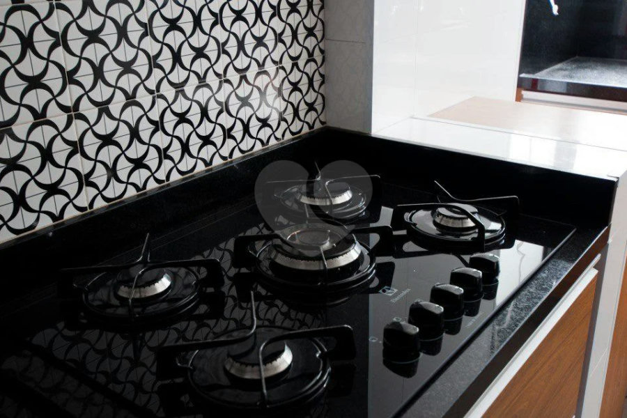 Linda cobertura Duplex om 3 dormitórios, sendo uma suíte com armários e ar condicionado e 2 vagas .