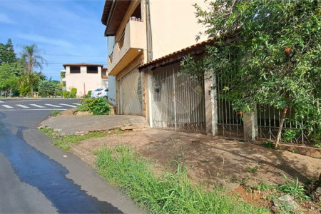 Casa ampla em bairro tranquilo – excelente oportunidade para morar ou investir!