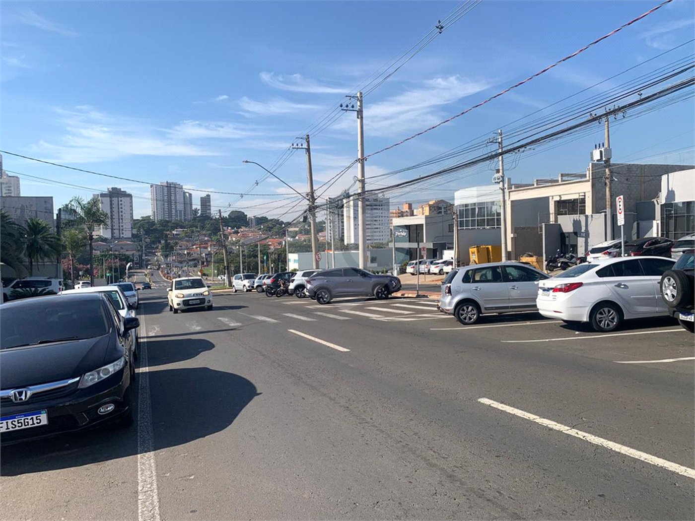 Indaiatuba - Galpão em frente ao Hospital Indaiatuba - Av Fábio Ferraz Bicudo - Locação - R$ 26.800,00 - Lote 360 metros - Área construída 375 metros - 05 vagas - 04 banheiros - 02 copas - finalizando acabamento.