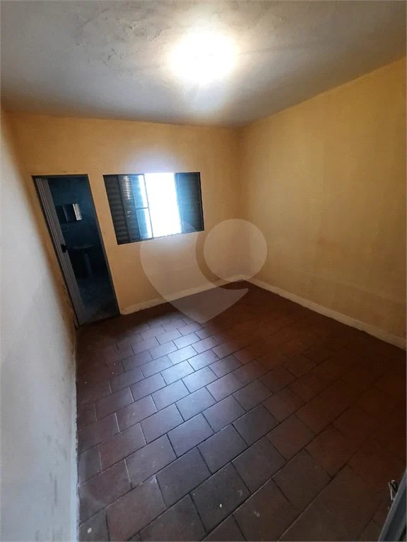 Jardim Morada do Sol- casa de vila- frente- sem vaga de garagem,(garagem pra moto,) - 1 dormitório, wc, cozinha, lavanderia - R$ 1000,00- com iptu- aceita 03 caução, fiador, 08 titulo de capitalização, obs - água e energia compartilhada, Ótima localização, próxima ao distrito i