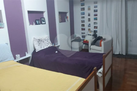 Sobrado com 224m² , 3 dormitórios , sendo 2 suítes , 3 vagas de garagem , 7 banheiros , à venda na Vila Scarpelli em Santo André.
