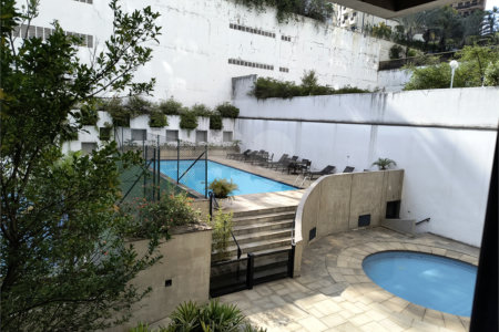 Este amplo apartamento de 290 m², completamente reformado, reúne sofisticação,