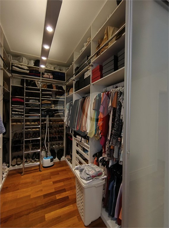 Este amplo apartamento de 290 m², completamente reformado, reúne sofisticação,