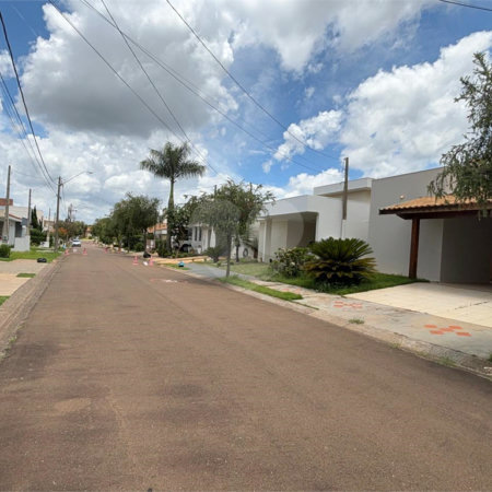Vende-se casa no Village Damha II