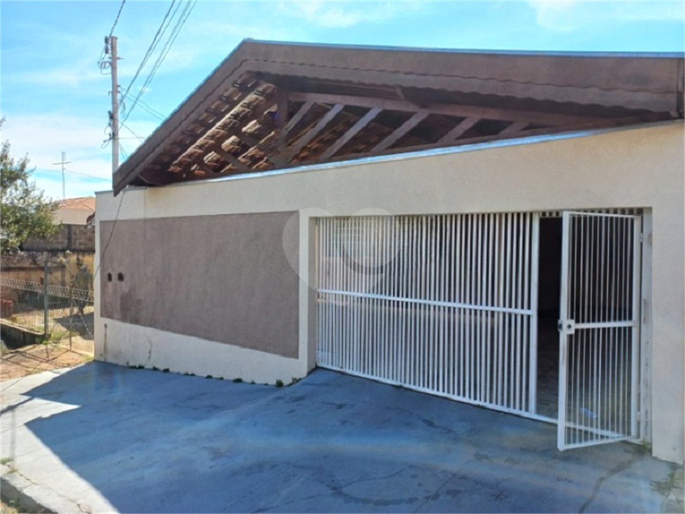 Casa térrea com 3 dormitórios, sendo 1 suíte.