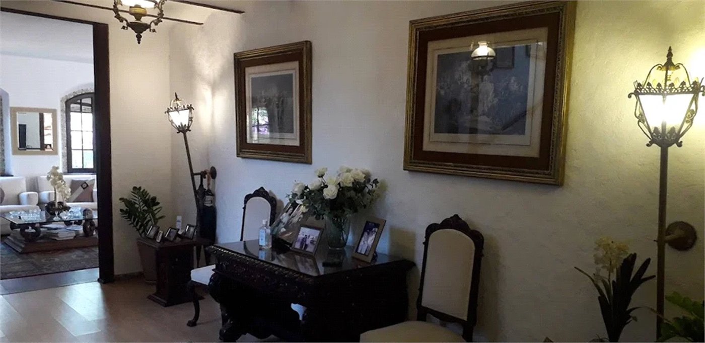 Sobrado em estilo Tudor com edícula independente à venda –