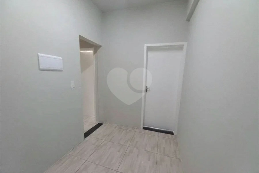 Ótima sala para escritório com 37 m², possui 2 ambientes.