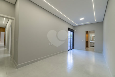 Indaiatuba - SP - Condominio Dona Lucilla - Valor R$2.295.000,00 - 3 suítes + escritório + lavabo - Terreno: 300m2 - Construção: 188m2 - Diferenciais - Móveis planejados no escritório, sala de TV, lavabo, cozinha, área gourmet, lavanderia, banheiros e closet - Ar condicionado em todos os ambie