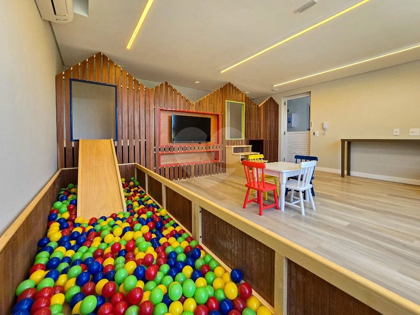 Apartamento à venda com 3 quartos, sendo 1 suíte,  em Maitinga, Bertioga, SP