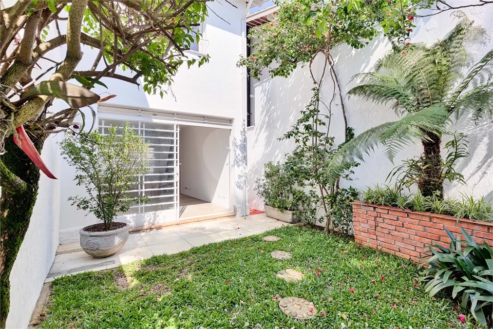 Casa de Vila à venda com 4 quartos, sendo 2 suítes, em Alto da Boa Vista, São Paulo, SP