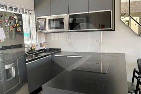 Casa Térrea à Venda com 3 dormitórios em Atibaia/SP