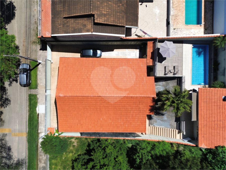 Casa térrea em Atibaia com 3 dormitórios (2 suítes), piscina, espaço gourmet, condomínio fechado