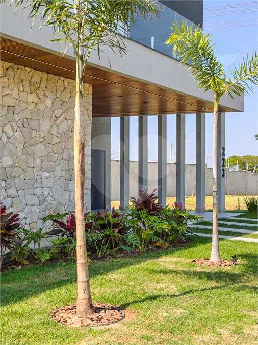 Indaiatuba - Condominio Villa Sapezal - 318 m² de Terreno - 230 m² de Área Construída - 3 suítes, sendo 1 Master com closet planejado - Sala de TV - Sala de estar integrada à Sala de jantar - Cozinha com móveis planejados - Despensa - Escritório planejado - Lavabo - Piscina com preparação para aquec