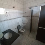 Casa térrea com 3 dormitórios, sendo 1 suíte.