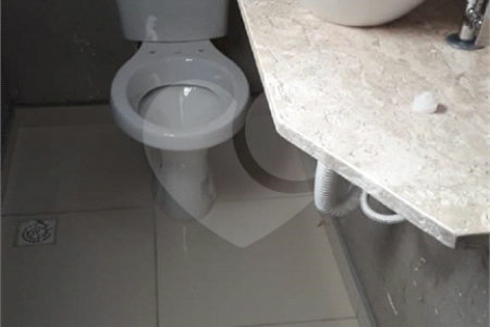 Casa térrea no Condomínio Samambaia.
