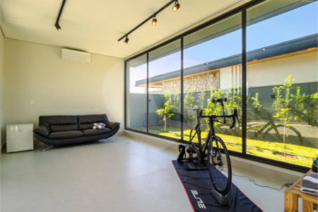 Indaiatuba - Quintas da Terracota - 1252 m² de terreno - casa térrea com 514 m² de área construída -3 vagas de garagem cobertas e 3 descobertas Lavabo - Sala de estar e jantar amplas e integradas - Escritório privativo - Cozinha toda equipada com geladeira, forno, micro-ondas, lava-louças,