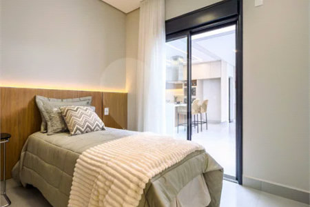 Casa Térrea – Condomínio Maria Cândida - 300 m² de terreno - 212 m² de área construída - 4 vagas de garagem, sendo 2 cobertas - Sala de jantar e estar integradas, com pé-direito duplo e cortina - 3 suítes com ar-condicionado, sendo 1 master com closet – planejado – Roupeiro – Escritório - Cozinha