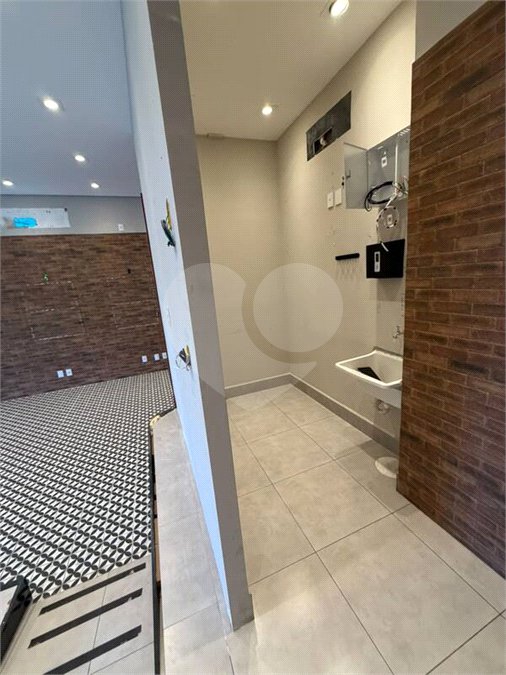 SALÃO COMERCIAL PARA LOCAÇÃO EM INDAIATUBA SP! - Av. Pres. Kennedy! - Salão comercial de 89,64 m² no térreo do Edifício Granada une modernidade, conforto e a melhor localização de Indaiatuba. Destaques do Imóvel: - Espaço Amplo: Salão principal com excelente iluminação natural. - Infraestrutura:
