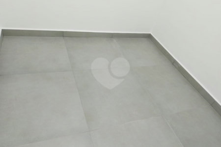 Casa térrea a venda no Jd Sabias! 2 dormitórios sendo 1 suíte com 1 vaga de garagem - Forro de drywall - Água fria e quente - Porcelanato 80x80 na casa toda - Esquadrias pretas - Marmoraria toda em pedra preto negresco - Portão automático -Jardim dos Sabiás tem rápido acesso para rodovia