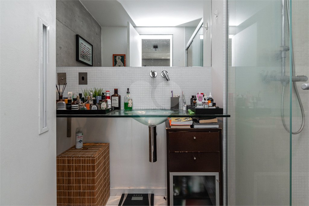 Apartamento reformado e bem localizado na Consolação.