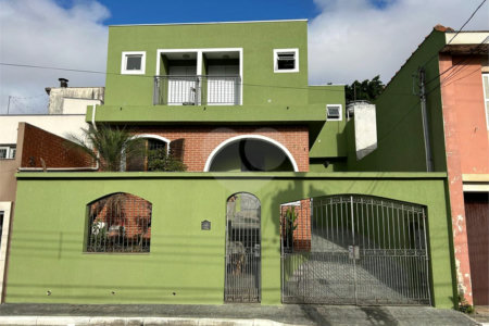 Excelente Sobrado à venda no Planalto - 5 Quartos/4 Suítes/2 Vagas na garagem