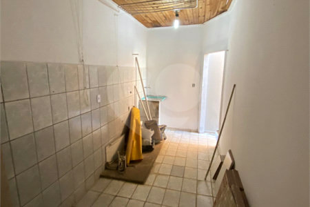 Casa térrea com salão comercial para venda no Santa Felícia.