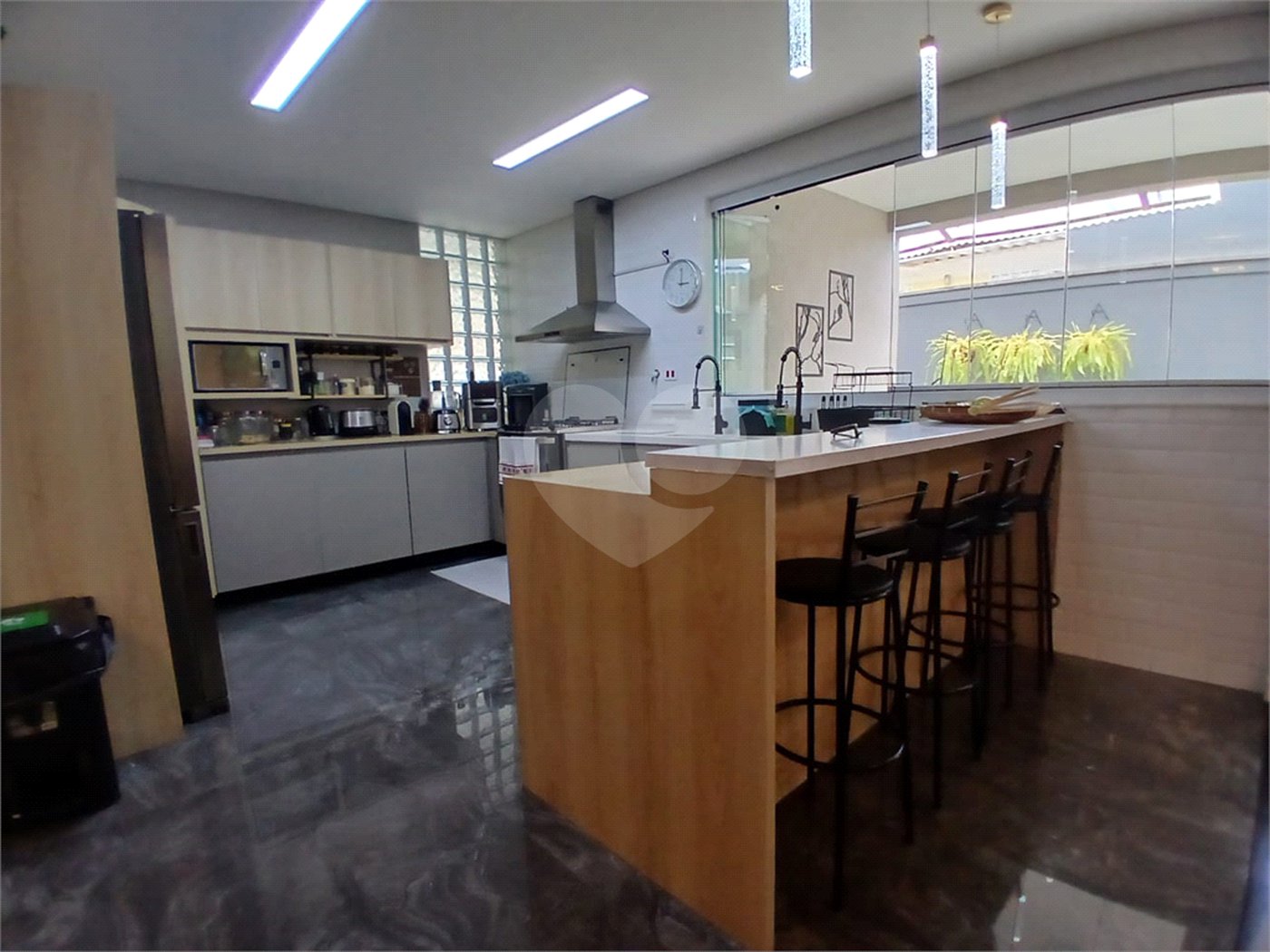 Oportunidade No Alto de Pinheiros Ótimo Sobrado com 352m² de A.C, frente para uma bela Praça.