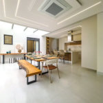 Casa Térrea – Condomínio Maria Cândida - 300 m² de terreno - 212 m² de área construída - 4 vagas de garagem, sendo 2 cobertas - Sala de jantar e estar integradas, com pé-direito duplo e cortina - 3 suítes com ar-condicionado, sendo 1 master com closet – planejado – Roupeiro – Escritório - Cozinha