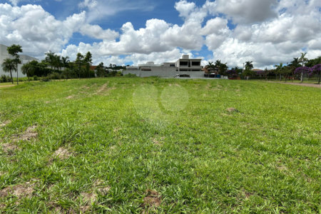 Terreno no condomínio Damha Golf em frente área de lazer com 1.404,40 m²