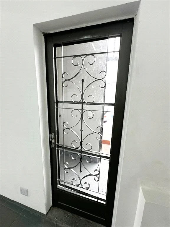 Galpão com 250m² , 4 vagas , para locação em Itaquera.