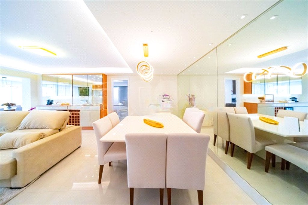 Apartamento na Mooca com 204m² com sacada gourmet com 4 suítes e 4 vagas condominio clube Aceita Permuta