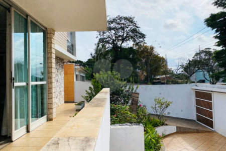 Sobrado à venda com 5 quartos, sendo 1 suíte, em Interlagos, São Paulo, SP